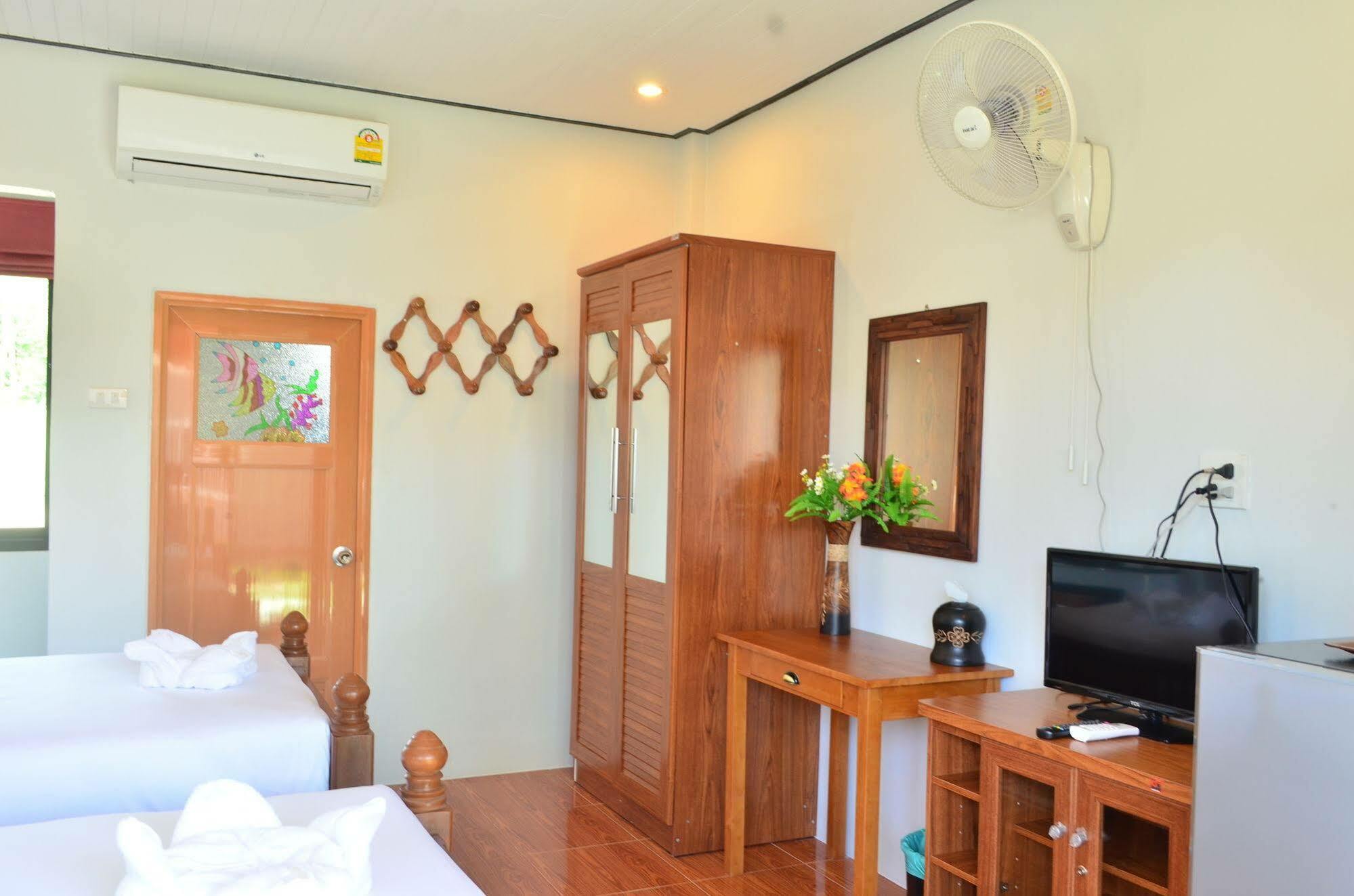 พงศ์พิพัฒน์ ลันตา แมนชั่น Hotel เกาะลันตา ภายนอก รูปภาพ